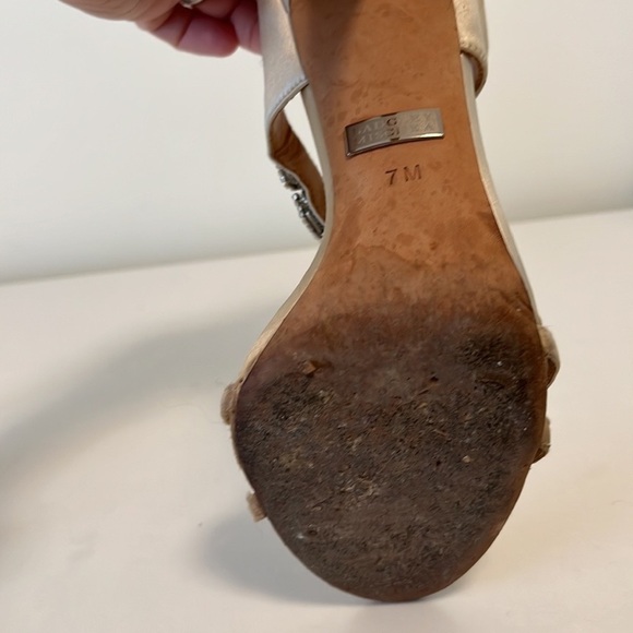 Badgley Mischka Giovanna II Satin T-Strap Jewelled Sandals In Cream Size 7 - Picture 4 of 14